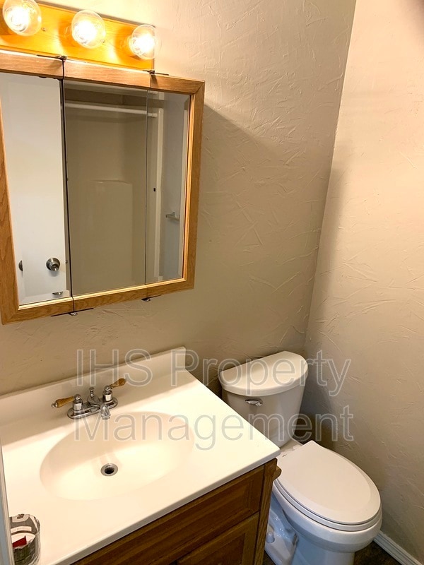 Building Photo - 912 E Eastlake Dr