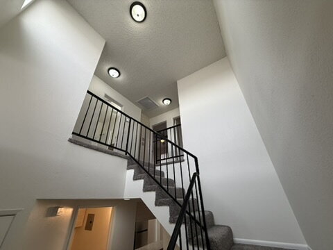 Building Photo - 3 bed 2 bath with garage $1,350 Rent