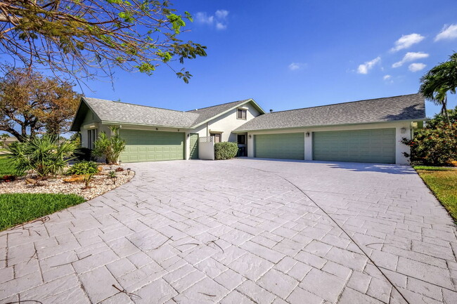 Primary Photo - Furnished 4BR Waterfront Pool Home in Cape...