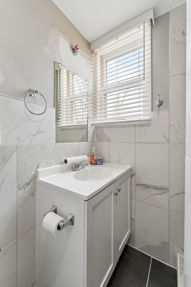 Building Photo - Newly renovated 3-bedroom, 2-bath home