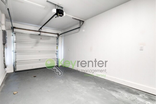 Building Photo - Brand New 2BR/3BA Townhome with Garage