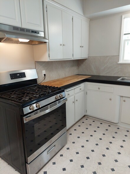 Kitchen - 404 Naranja Dr