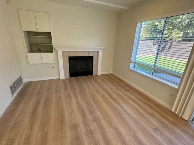 Building Photo - Spacious Pleasanton Home