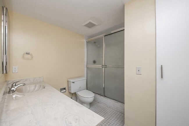 Building Photo - 3900 N Hills Dr