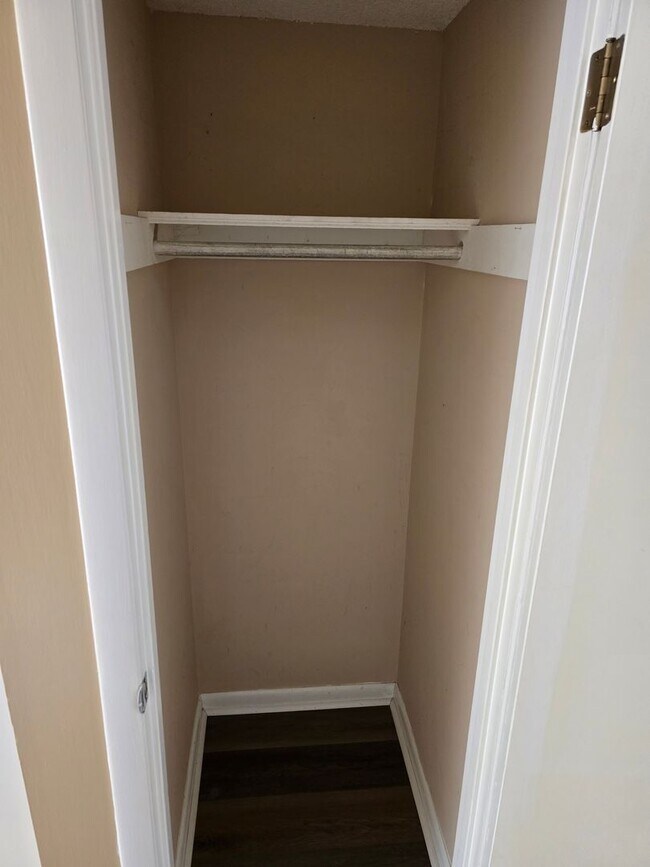 Building Photo - 2 bedroom 1.5 bath condo now available for rent in Dalton, Ga