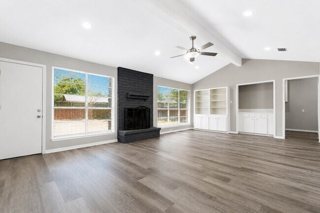 Building Photo - 15811 Pathfield Dr