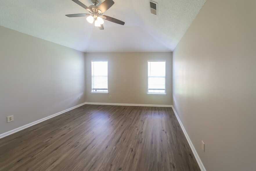 Building Photo - 6942 Scofield Cove