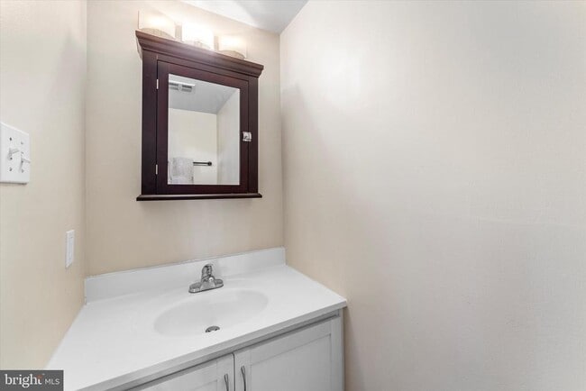 Building Photo - 5052 Cliffhaven Dr