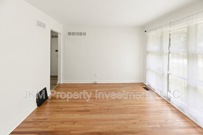 Building Photo - 135 St Maurice Ln