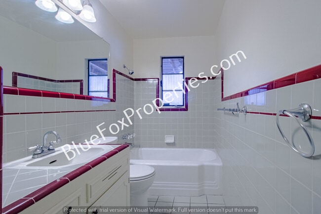 Building Photo - 418 S Jerrie Ave