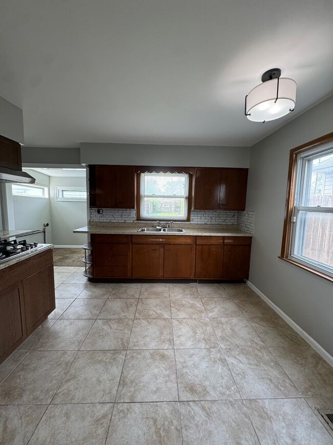 Building Photo - Two bedroom Ranch Style home in Lansing, I...
