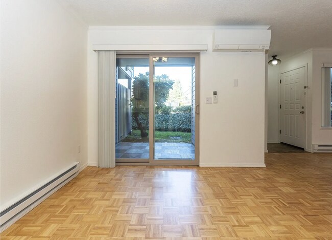 Building Photo - 2 bed, 2 bath rental condo in Lake Oswego ...