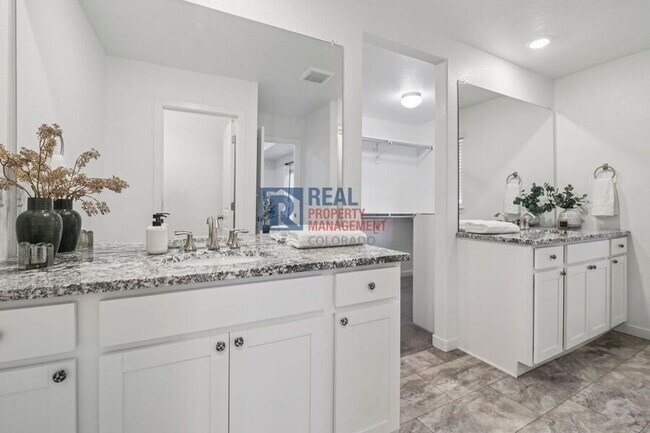 Building Photo - 8396 Bijou Crk Ave