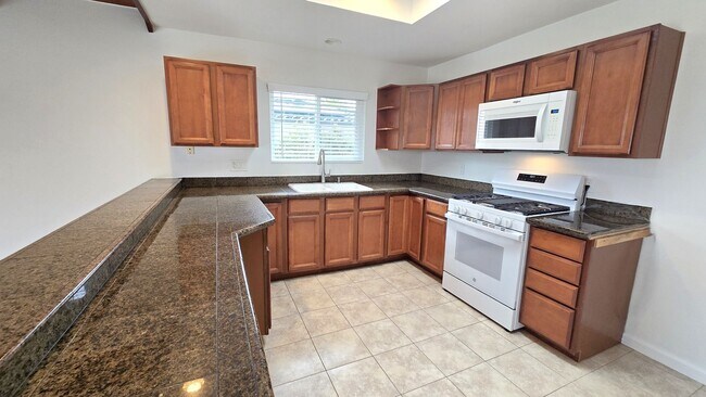 Building Photo - Lovely, 2Bd/2BA Single Story House: Large ...