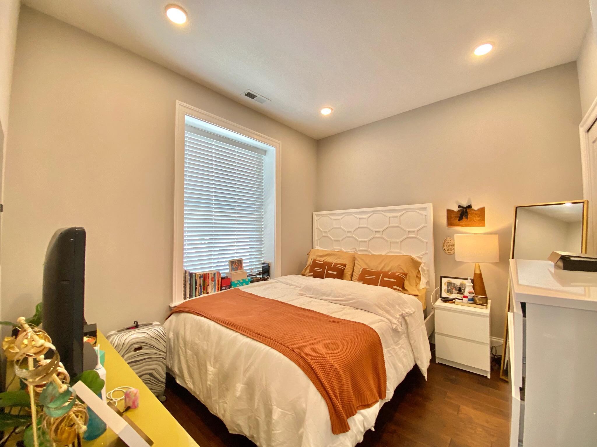 Building Photo - 2010 Walnut St