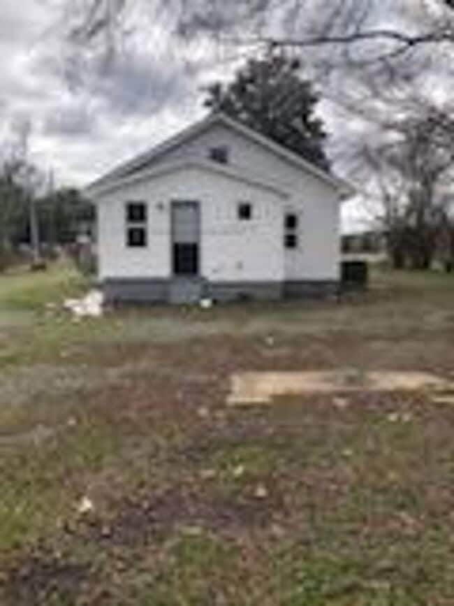 Building Photo - 2 bedroom home on large lot
