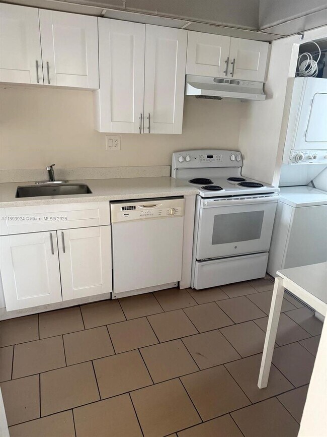 Building Photo - 7960 N Colony Cir