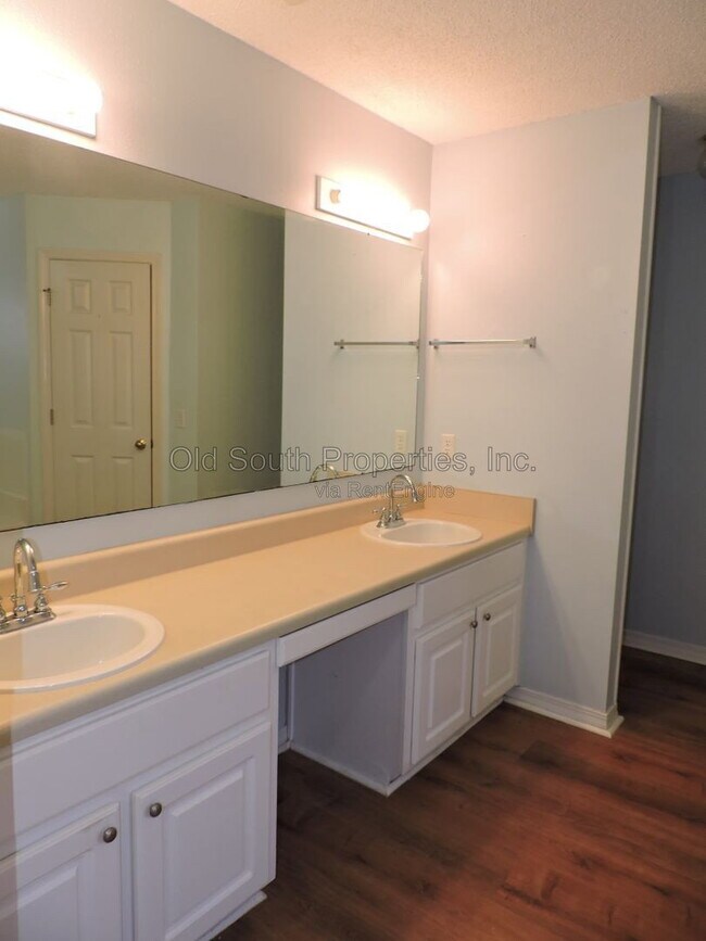 Building Photo - 2552 Southern Oaks Dr