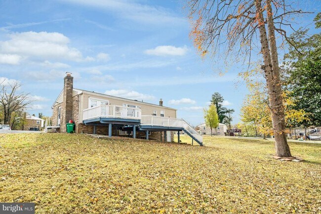 Building Photo - 900 E Tantallon Dr