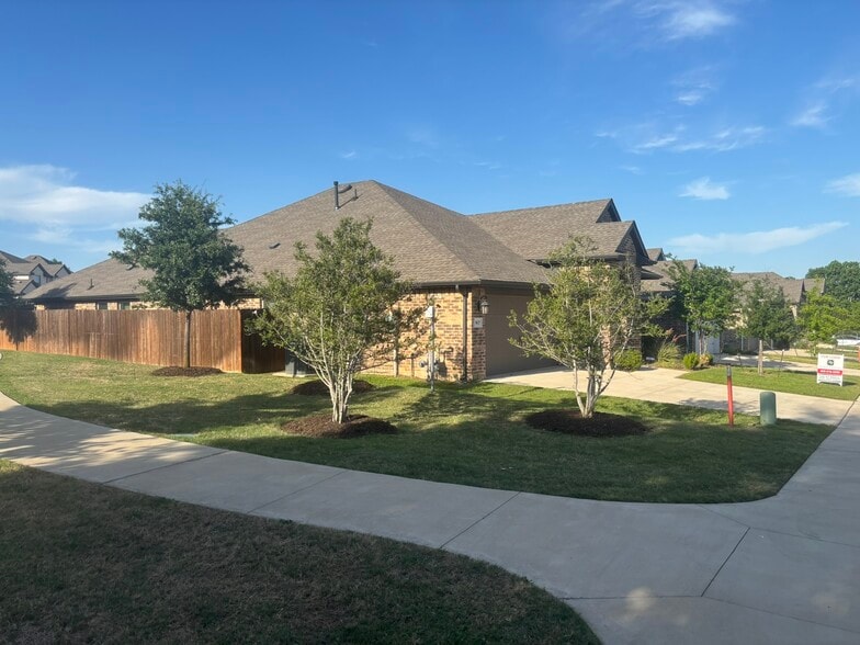 Building Photo - 8625 Spindletop Dr