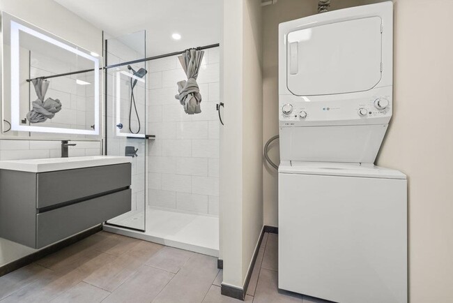 Building Photo - 102 Christopher Columbus Dr