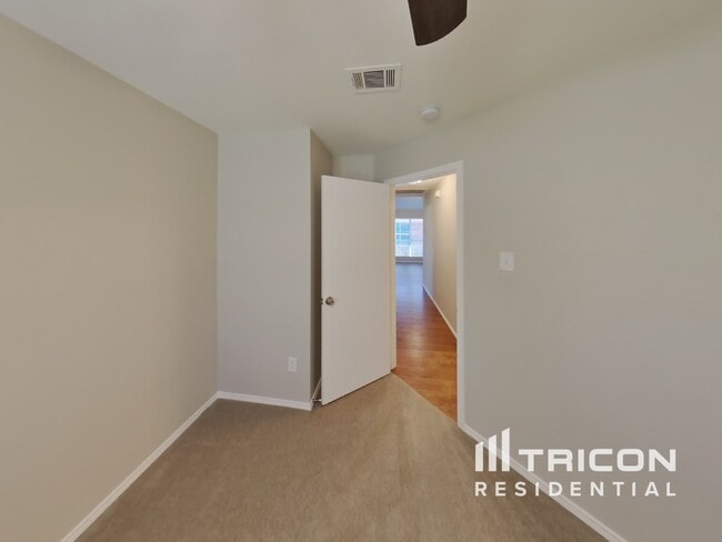 Building Photo - 745 Buffalo Springs Dr