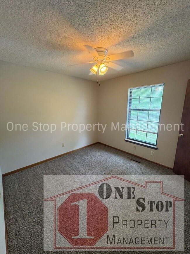 Building Photo - Beautiful 3 Bedroom / 2 Bathroom House in Blue Springs!