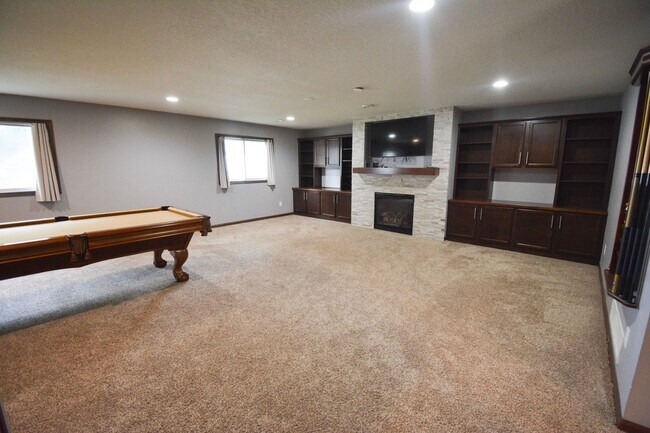 Building Photo - 5 Bed, 3 Bath Home for Rent – Utilities In...