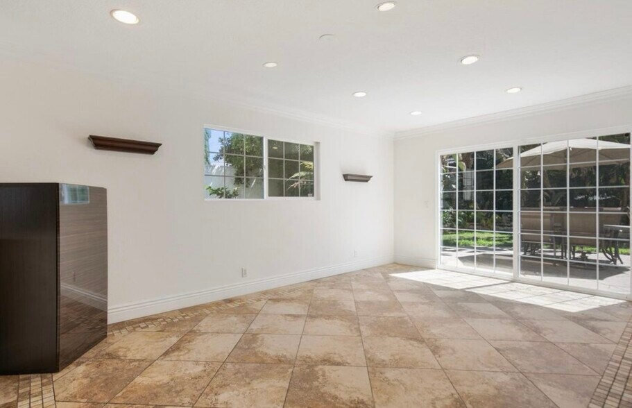 Building Photo - 5954 Wilkinson Ave