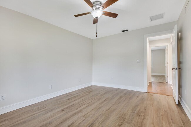 Building Photo - ** GOLDEN GATE CITY ** 3 BED + DEN / 2 BAT...