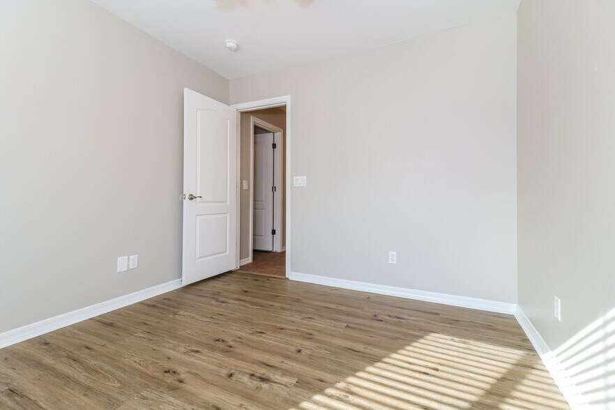 Building Photo - 25644 W Magnolia St