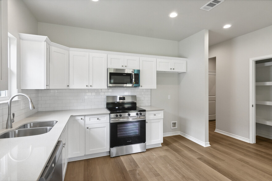 Building Photo - 9886 Golden Ln