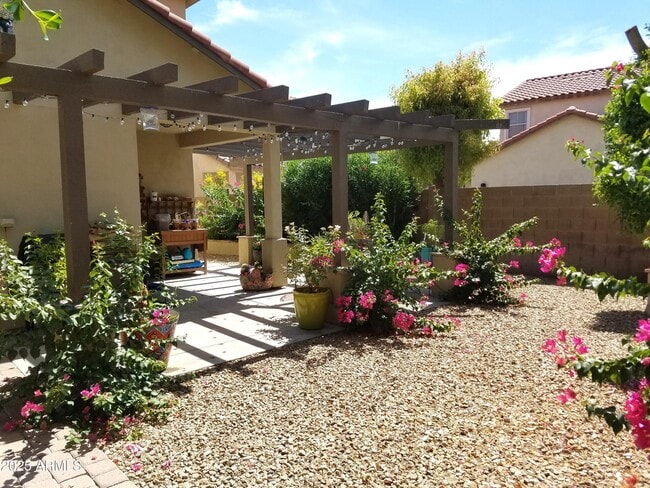 Building Photo - 646 E El Monte Pl