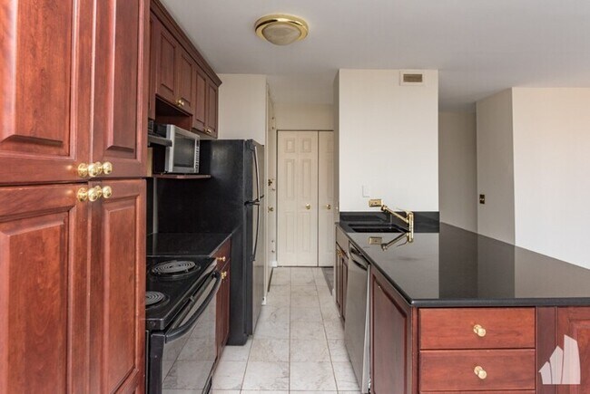 Primary Photo - 1550 N LaSalle Dr