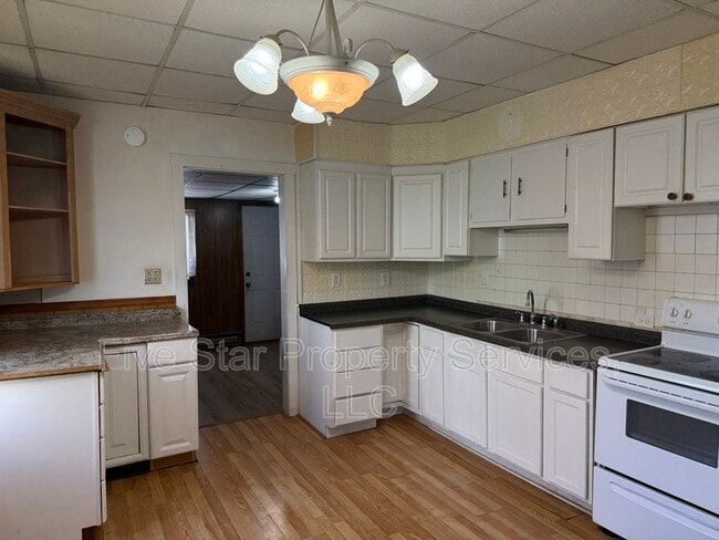 Building Photo - 1104 S 11th St