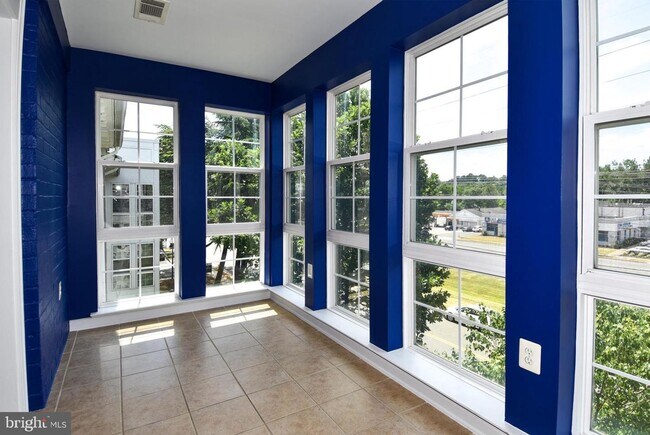 Building Photo - 4063 S Four Mile Run Dr