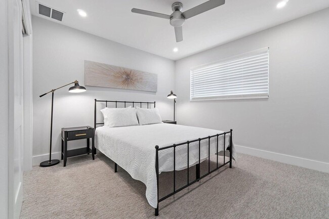 Building Photo - 4193 Hyacinth Cir N