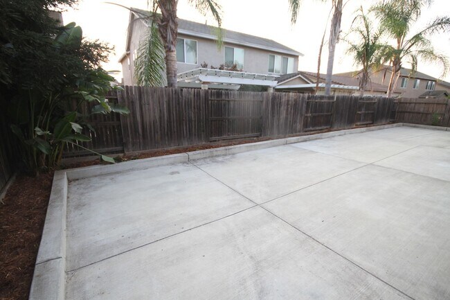 Building Photo - 3 Bed| 2.5 Bath | 2448 SF | 2 Separate Garages | Two Story Home | Tenant pays $190 for WS&G.