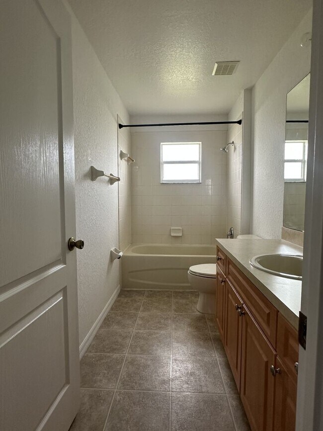 Building Photo - Spacious 4 bed 2 bath, 2 car garage with fenced-in backyard in Poinciana Neighborhood