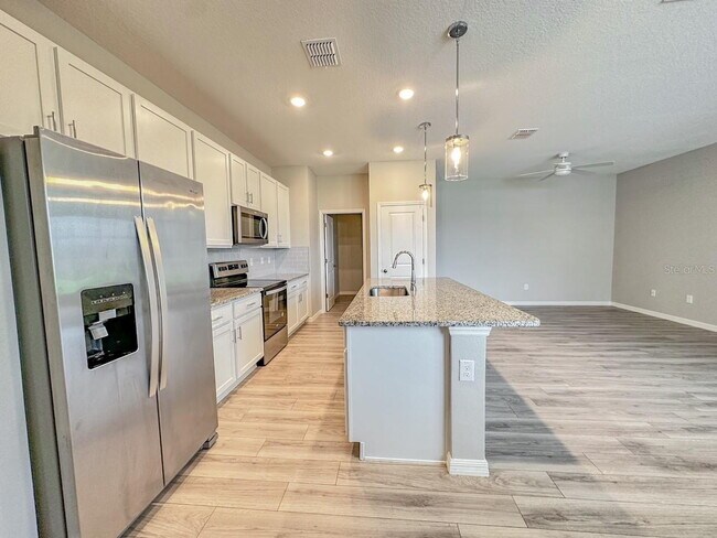 Building Photo - Gorgeous 4 Bed 2 Bath Home!