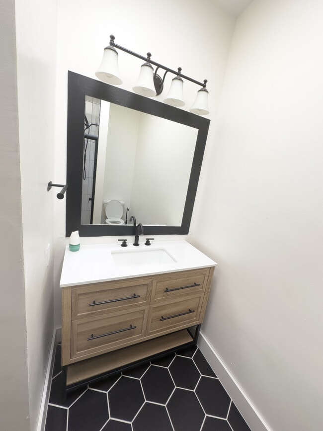 Master bath - 1927 S 9th St