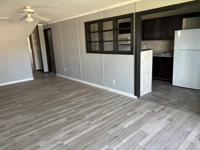 Building Photo - 308 N Cherry St