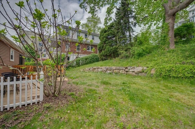 Building Photo - Heathcote Hill neighborhood 3 Bedroom 2 Ba...