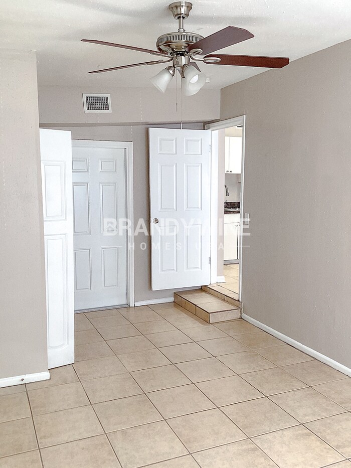 Building Photo - 2016 E Crenshaw St