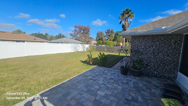 Building Photo - Warm & Inviting Home