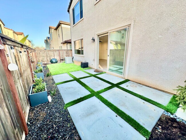 Building Photo - Newly Built 3/2.5 Home in Tesoro Viejo Community