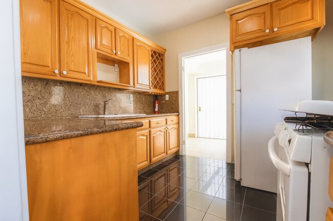 Building Photo - 3109 S Catalina St