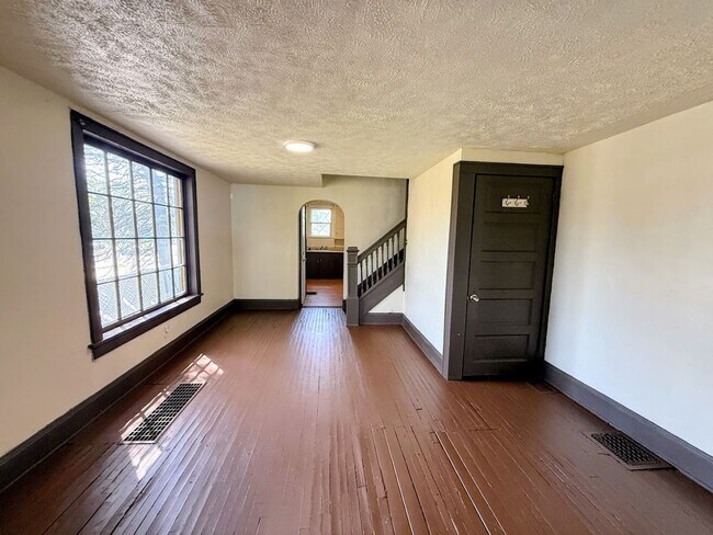 Building Photo - 2048 2nd St NE