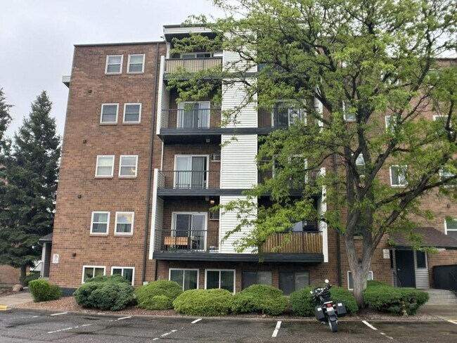 Building Photo - 1250 Golden Cir