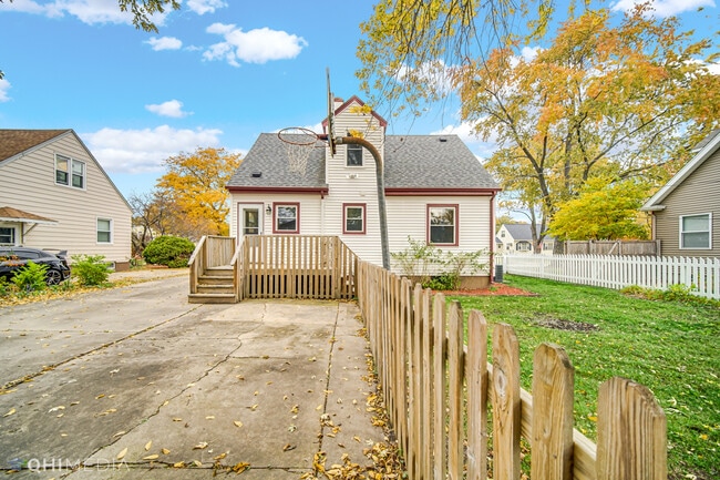 Building Photo - 6661 Glenview Dr